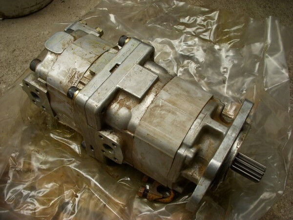 Komatsu (54) D 155 AX-3 705-51-30360 transmissionpump hydraulic pump for bulldozer
